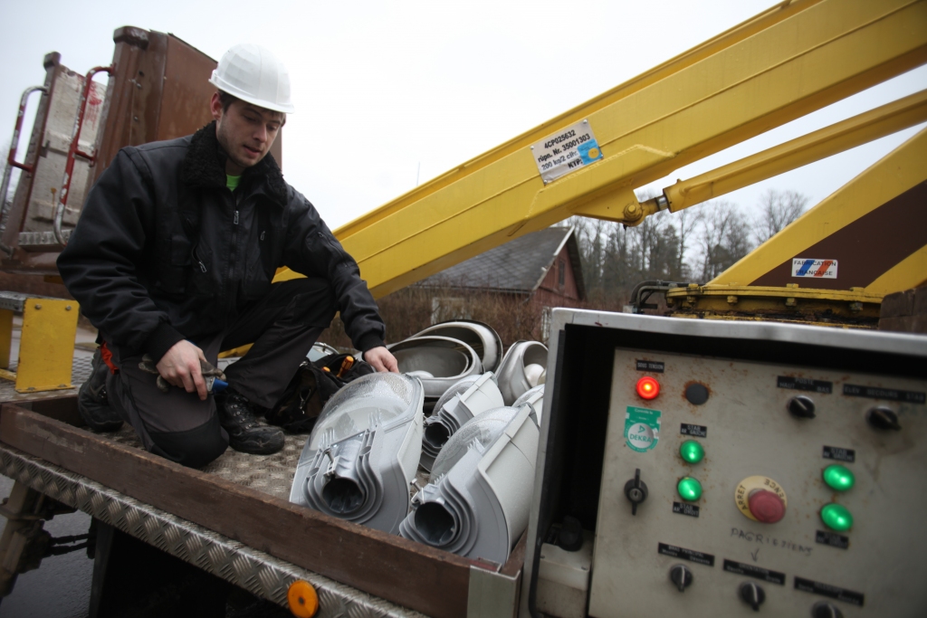 Darbu veic SIA “Gulbenes nami” elektriķis Uldis Davidenkovs.
Autors: Gatis Bogdanovs