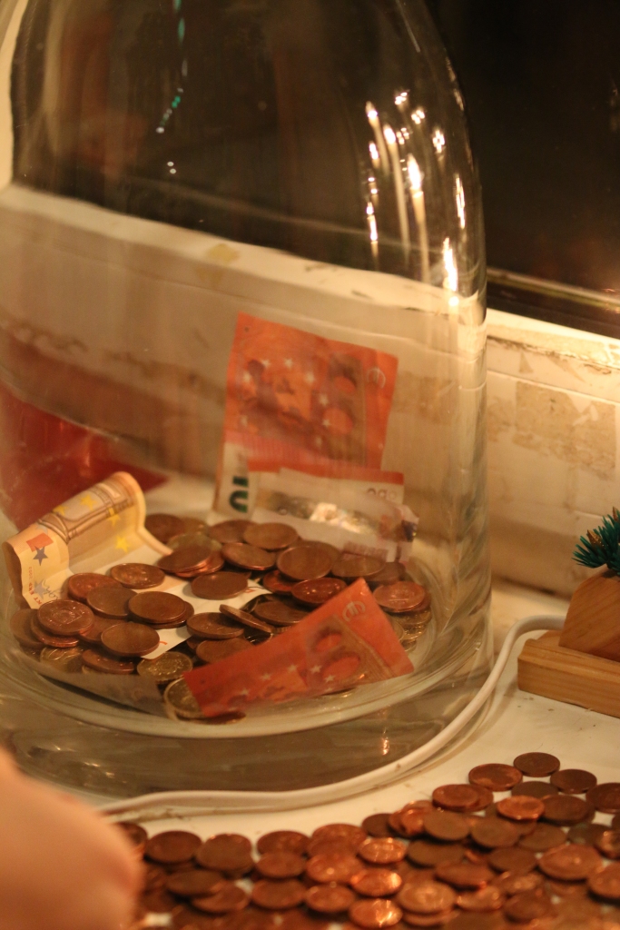 Tirzmalieši tradicionāli decembrī vāc ziedojumus labdarībai. Arī šoreiz saziedoti 245 eiro slimo bērnu priekam un ārstēšanai. 
Autors: no “Dzirksteles” arhīva