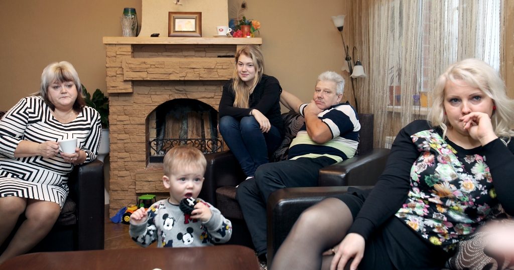 Līvija un Jānis Smirnovi priecājas, kad brīvajos brīžos var apciemot savus bērnus un mazbērnus. Attēlā – ciemos pie meitas Sanitas ģimenes (no labās). “Mēs esam liela ģimene. Mums ir trīs bērni - Sanita, Sintija un Elvijs un pieci mazbērni – Kitija, Oskars, Sendija (attēlā), Estere un mazais Andress (attēlā).”
Autors: Gatis Bogdanovs