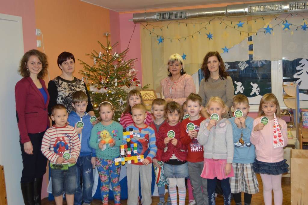 Sakot paldies mazajiem ceļotājiem un audzinātājām, aģentūras direktore Iveta Kovtuņenko un tūrisma speciāliste Laura Lulle sveica bērnus un audzinātājas ar gardu pārsteigumu.
Autors: no personiskā arhīva