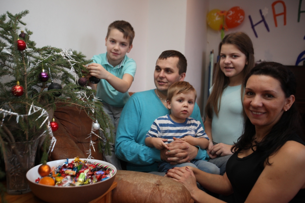 Ieejot Ludmilas un Mareka Kramiņu dzīvoklī Staros, ir jūtama patīkama gaisotne, bērnu Megijas, Reiņa un Harija čalas, sirsnīgi un mīloši acu skatieni. Katrai ģimenei ir savs Ziemassvētku pavadīšanas laiks. Šajā ģimenē vislielākais prieks ir būt visiem kopā, doties uz baznīcu, iepriecināt bērnus ar dāvanām, kā arī Otrajos Ziemassvētkos nosvinēt vārdadienu Megijai. Šogad tāpat kā citus gadus pirms Ziemassvētkiem mājās reizēm darbojas rūķi, kuri atnāk tad, kad neviens viņus nemana, ieliekot speciāli pie katra bērna gultiņas pieliktā zeķē kādu gardumu. Megija un Reinis stāsta, ka arī šogad tāpat kā citos gados savas vēlmes, ko gribētu saņemt Ziemassvētkos, ir uzzīmējuši. Un kāpēc gan lai tās nepiepildītos?! Ziemassvētki taču ir brīnumu gaidīšanas laiks. Ja atver savu sirdi un tic, tad viss notiek. “Es gan negaidu brīnumus, kaut gan katrs cilvēks kaut ko gaida neatkarīgi no sava vecuma, vai viņam ir pieci, desmit, divdesmit vai piecdesmit gadi. Un kaut kas jau arī piepildās. Bet es zinu, ka Ziemassvētkos brīnumi notiek tāpat,” saka trīs bērnu māmiņa Ludmila. 
Autors: Gatis Bogdanovs