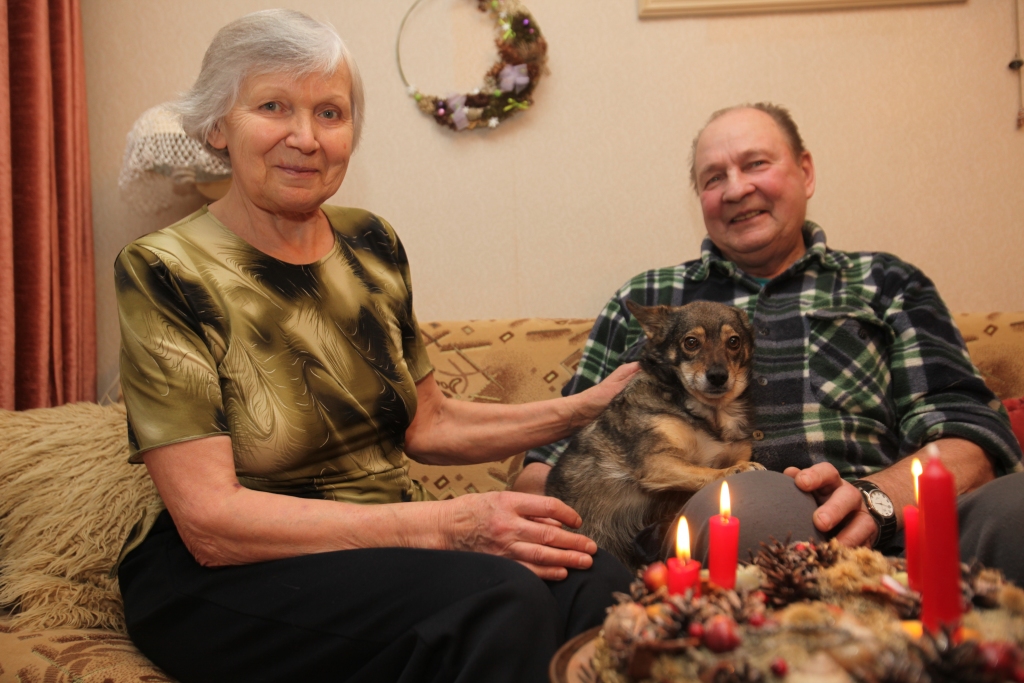 Saskaņa nenozīmē dzīvi bez strīdiem. Teterovsku ģimenē tos drīzāk varētu nosaukt par diskusijām jeb viedokļu saskaņošanu, līdz tiek panākta vienprātība starp Valdi un Moniku. Sunīte Bekija tam ir lieciniece. 	
Autors: Gatis Bogdanovs