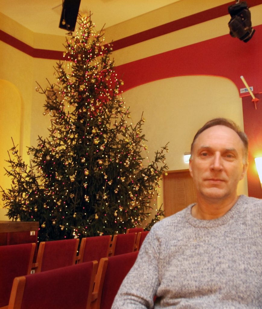 Vienmēr kupla, tradicionāla, krāšņa un gaumīga – tā par Gulbenes kultūras centra Ziemassvētku galveno rotu saka iestādes direktors Egons Kliesmets. 
Autors: Gatis Bogdanovs