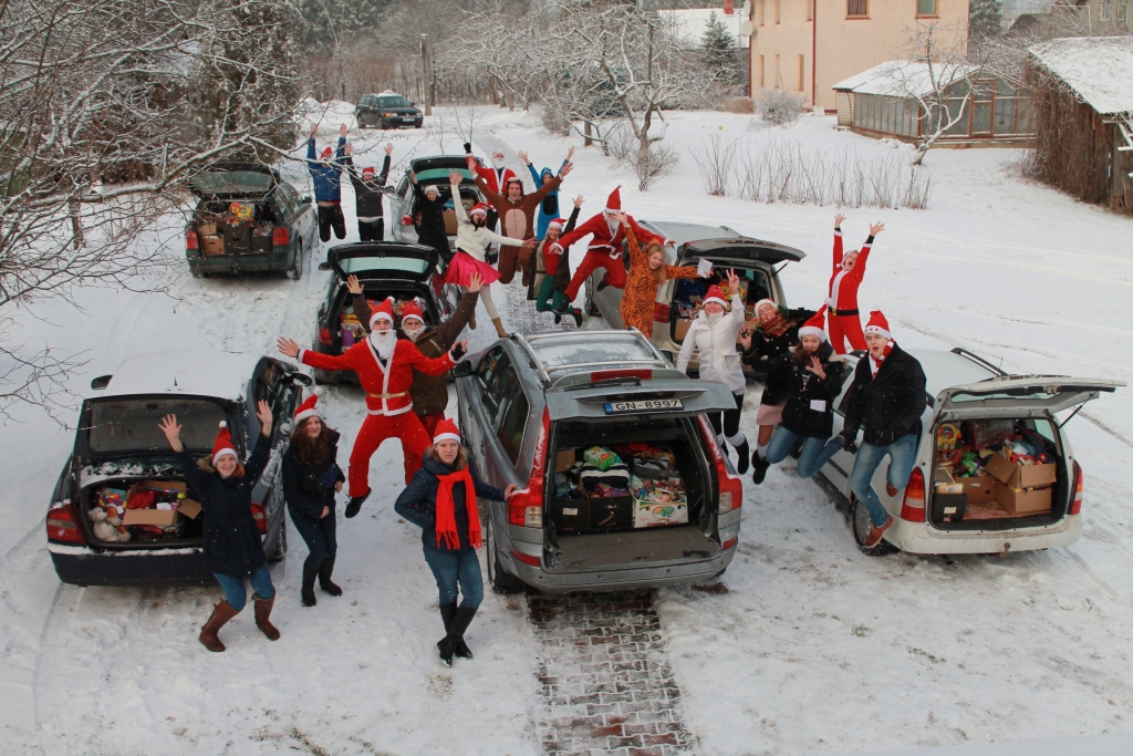 24.decembrī vairākas “rūķu ekipāžas” devās ciemos pie ģimenēm un nogādāja sarūpētās dāvanas.
Autors: no personiskā arhīva
