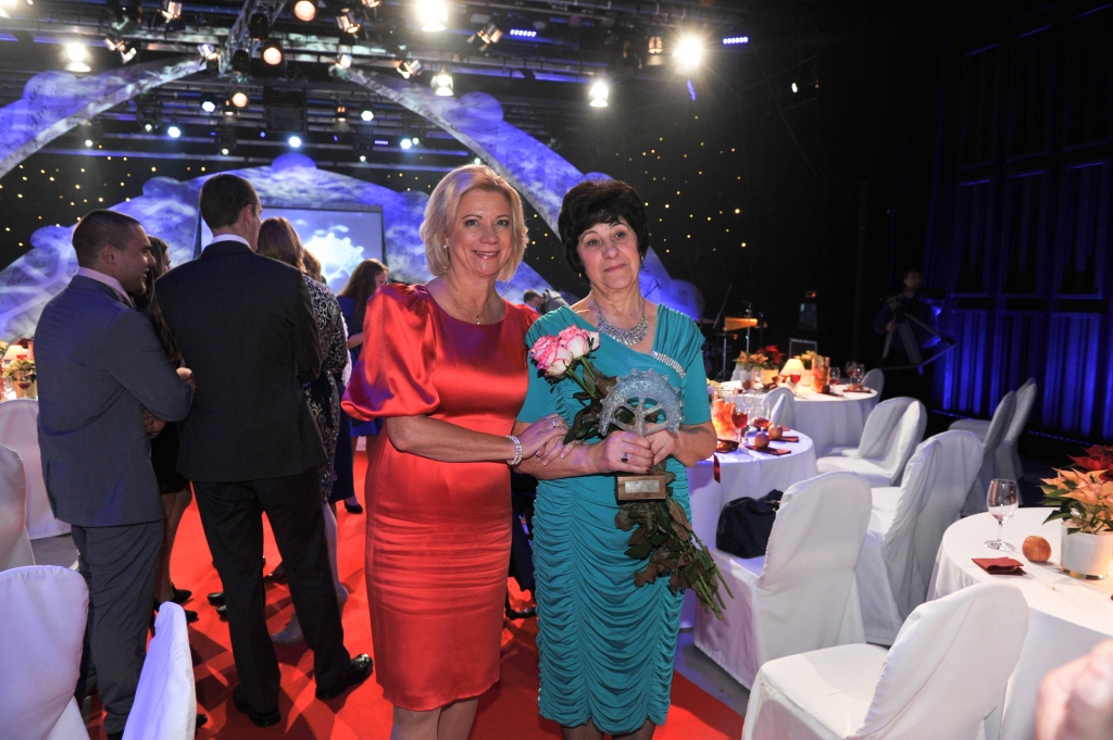 Balvu un arī savu pavārgrāmatu “Dzīves garša” Ilgai pasniedza Ilze Jurkāne.             
Autors: Aivars Liepiņš (“Diena”)