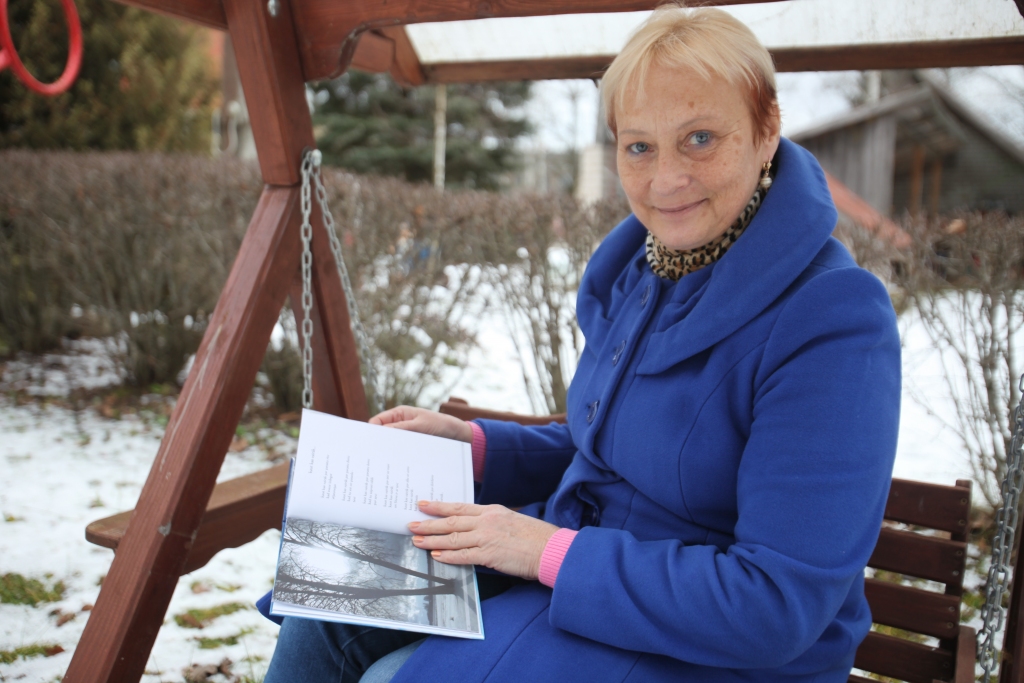  Tora stāsta, ka grāmatā apkopota dvēseliskā dzeja par to, kas latviešu sievietei ir tuvs. To visu paspilgtina Mirdzas Ankupas fotogrāfijas.
Autors: Gatis Bogdanovs