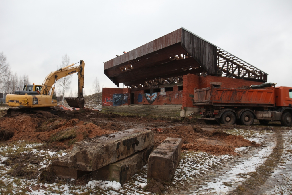 Bijušā lidlauka teritorijā 22.decembrī pabeidza nojaukt vecās estrādes paliekas.
Autors: Gatis Bogdanovs