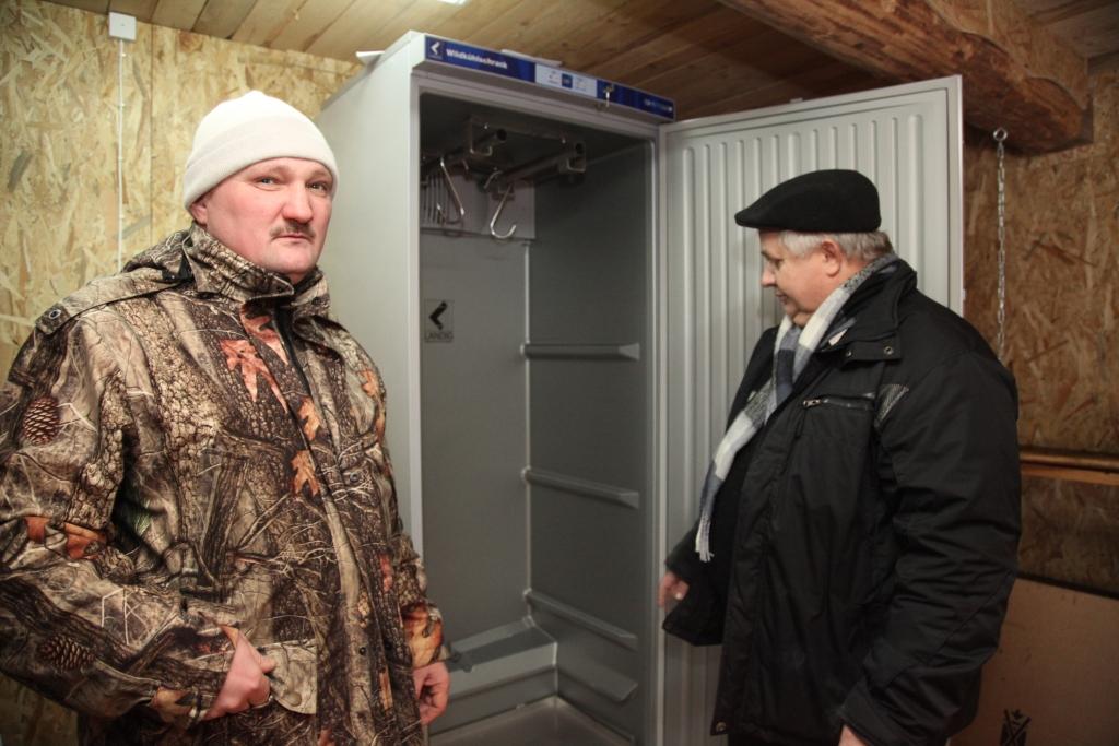 Medību kolektīvi Gulbenes novadā ir tikuši pie saldētavām, kurās līdz analīžu rezultātu saņemšanai var uzglabāt nomedīto meža cūku kautķermeņus, kas ir viens no pasākumiem Āfrikas cūku mēra un klasiskā cūku mēra izplatīšanās novēršanai. Mednieki Jānis Kļaviņš (no labās) un Jānis Neilands spriež, ka saldētavas ir ērtas un, ja grib, tad tajās salikt var samērā daudz, pat septiņus sivēnus, ar nosacījumu, ja tie ir sadalīti. 
Autors: Gatis Bogdanovs