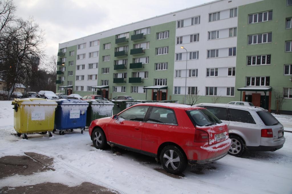 Ja vienreiz aizrāda un izskaidro, otrreiz tādu pašu kļūdu pieļaut vairs nevajadzētu. Kāpēc iedzīvotāji tomēr atkal novieto savas automašīnas tieši priekšā atkritumu konteineriem?    
Autors: Gatis Bogdanovs