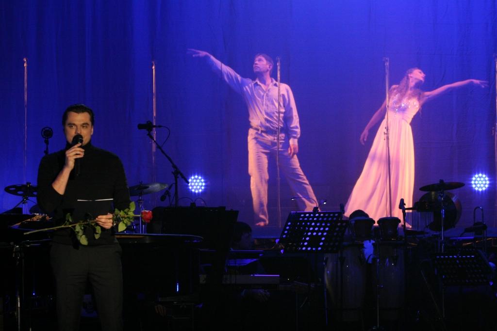 Dzeja, mūzika, deja. Dzejniekam Leonam Briedim veltītajā koncertā satikās visas trīs mūzas. Gulbeniete Elīza Ļistopada un madonietis Rolands Radionovs izdejoja dzejoļus, kurus runāja Dailes teātra aktieris Artis Robežnieks. 
Autors: Foto: Mārtiņš Ziders (“Kasjauns.lv”) 