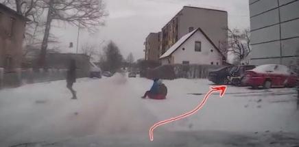 Sasista paša mašīna un divas citas, taču dzīvības glābtas – tāds ir rezultāts neapdomīgām bērnu rotaļām ielas tuvumā.
Autors: www.iAuto.lv