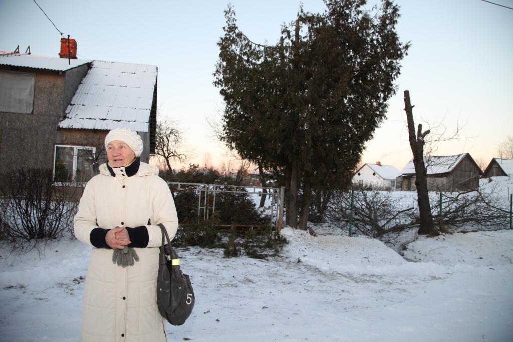 Atnākot apraudzīt ģimenes māju un ieraugot pagalmā koku stumbeņus, Valentīna Larionova zvanīja “Dzirkstelei”, jo nezināja, kur vēl lai meklē taisnību. 
Autors: Gatis Bogdanovs