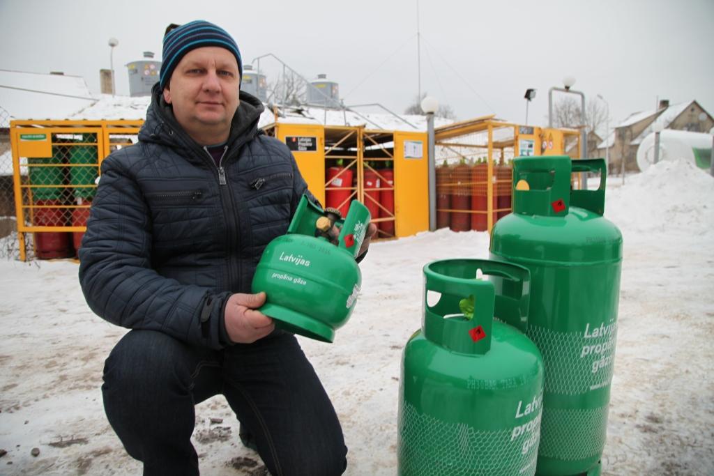 “Latvijas propāna gāze” ir sagatavojusies izmaiņām. Šādi izskatās jaunie gāzes baloni. Tos “Dzirkstelei” rāda “Latvijas propāna gāzes” pārstāvis Agris Dobris.	
Autors: Gatis Bogdanovs