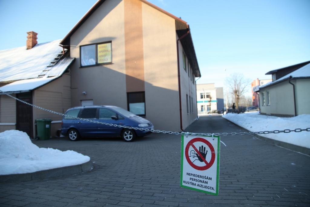 Gājēji bieži vien izmanto īsāko ceļu, lai no Ūdensvada ielas tiktu uz Rīgas ielu. Viņi dodas gar ēku, kurā atrodas veikals “Romantika”, tas savukārt nepatīk šī  privātīpašuma saimniecei, jo tiek staigāts pa viņai piederošo teritoriju. “Drīkst vai ne tur staigāt?” taujā gājēji. 	
Autors: Gatis Bogdanovs