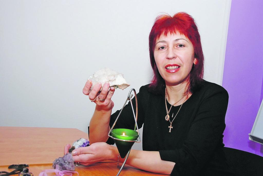 Jolanta Krūmiņa: “Specializētajos veikalos par pieņemamu cenu nopērkami labas kvalitātes akmeņi. Piemēram, prostatas vainām noderīgais, attīrošais un sargājošais hematīts. Taču bez zināšanām spēcīga minerāla iedarbība var būt arī negaidīta, pat negatīva.”
Autors: DAINIS ĢELZIS
