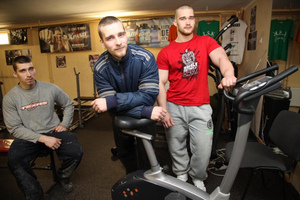 Izdarīt kaut ko savā labā protam mēs katrs, bet izdarīt citu labā un tikai par pliku paldies – tas ir labākais, kas vien var būt. Līgo pagastā ar savu privāto iniciatīvu ir kļuvuši slaveni brāļi Artūrs (centrā), Jānis (no labās) un Kristaps Kravaļi. Viņi laukos ir izveidojuši sporta klubu, kurā var nākt un par brīvu darboties visi tie, kurus interesē spēka trīscīņa un veselīgs dzīvesveids. 	
Autors: Gatis Bogdanovs