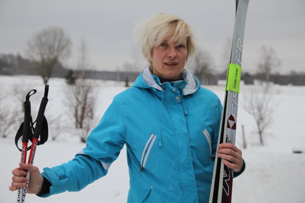Ziemā Inese Sirmā labprāt arī slēpo. Viņa to dara gan pa Tirzas apkārtnes pļavām un laukiem, gan arī dodas slēpot uz Madonu.
Autors: Gatis Bogdanovs