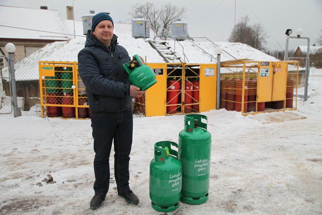 “Latvijas propāna gāze” ir sagatavojusies izmaiņām. Šādi izskatās jaunie gāzes baloni. Tos “Dzirkstelei” rāda “Latvijas propāna gāzes” pārstāvis Agris Dobris.
Autors: Gatis Bogdanovs