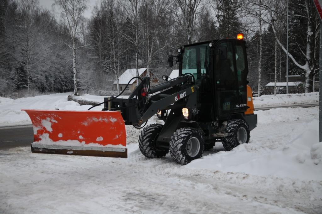 Gulbenē, Blaumaņa ielā, pirmdien darbībā varēja vērot tā saucamo Jāņa Nagļa jeb pilsētas pārvaldes vadītāja loloto traktoru. Ar to strādā Labiekārtošanas iestāde. 
Autors: Gatis Bodanovs