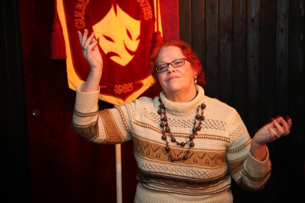 Daudzas skaistas lauku sieviešu lomas  Astrīdai Vilciņai ir bijušas Gulbenes teātra iestudētajās izrādēs “Jūras būšana” , “Brīnumu nakts”, “Skroderdienas silmačos” un citās. Tagad viņa izrādē “Vīrietis” iejutīsies štramas pilsētnieces lomā. 
Autors: Gatis Bogdanovs