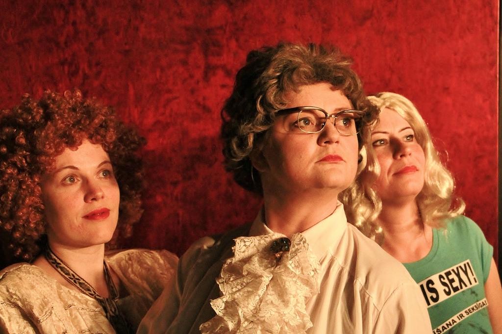 Izrādē “Mana Gaismas pils” darbojas 14 aktieri, galvenajās bibliotekāru lomās iejutušās Anita Birzniece (centrā), Gunita Zvirgzdiņa (no labās) un Laura Zommere. 	
Autors: Sandra Dikmane