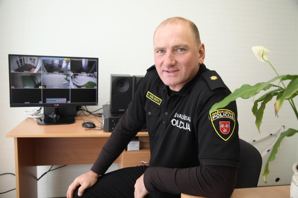 I.Kublačovs stāsta, ka administratīvā pārkāpuma protokolus pašvaldības policijas darbinieki sāka sastādīt tikai ar augusta vidu, līdz tam strādāja profilaktiskā režīmā
Autors: no arhīva
