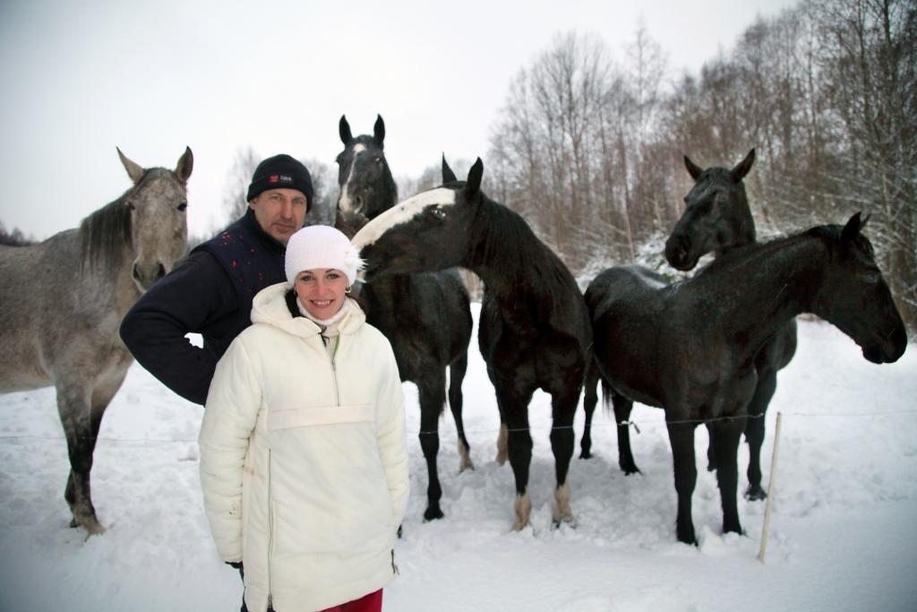 Kad pirms 10 gadiem Iveta Sarmanova ar Aivaru Biezo iepazinušies kādā svētku ballē Gulbenes kultūras namā, viņa vēl pat iedomāties nevarēja, ka pēc pilsētā pavadītajiem gadiem būs lemts atgriezties laukos. Bet Aivars nenojauta, ka spilgtā, elegantā dāma ar lakotajiem nagiem ir ar tādu krampi un ar laukiem “uz tu”. Tagad viņu dzīve rit Kalnienas “Dzelzaviešos”. 	
Autors: Gatis Bogdanovs