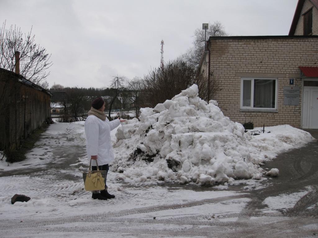 Sniega grēda starp novada Sociālo dienestu un iedzīvotājiem. Pašvaldības iestāde sniegu no sava pagalma aizšķūrēja pilnīgi priekšā iedzīvotāju malkas šķūnim. Pēc protestiem pusi sniega izveda. 
Autors: Diāna Odumiņa
