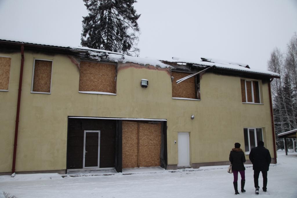 Pēc ugunsgrēka no ārpuses mācību korpuss tik traģiski neizskatās kā iekšpusē, savukārt, ieejot tajā iekšā, paveras pavisam drūma aina. Sveķu internātpamatskolas direktors Aigars Lasis rāda un stāsta, kā sācies ugunsgrēks.  
Autors: Gatis Bogdanovs