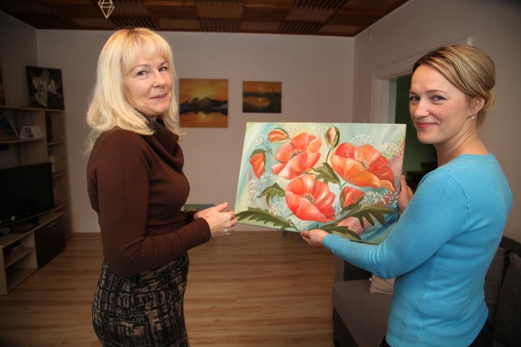 Sarunājoties ar Sandru Semenkoviču, teicu, ka man ļoti patīk viņas uzgleznotās magones. Milzīgs bija mans pārsteigums, kad Sandra paņēma šo gleznu un teica: “Es tev to dāvinu.” Tajā mirklī pamatīgi apmulsu, bet Sandra teica vārdus – mums ir jāmācās ne tikai dot, bet arī saņemt.
Autors: Gatis Bogdanovs