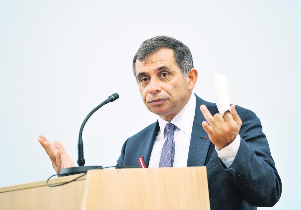 Eiropas Ekonomisko un sociālo lietu komitejas prezidents Anrī Maloss atzīst, ka cena, kuru maksājam par 28 dalībvalstu atšķirību ievērošanu, ir mazāka konkurētspēja. 
Autors: FOTO: AIVARS LIEPIŅŠ (“DIENAS MEDIJI”)