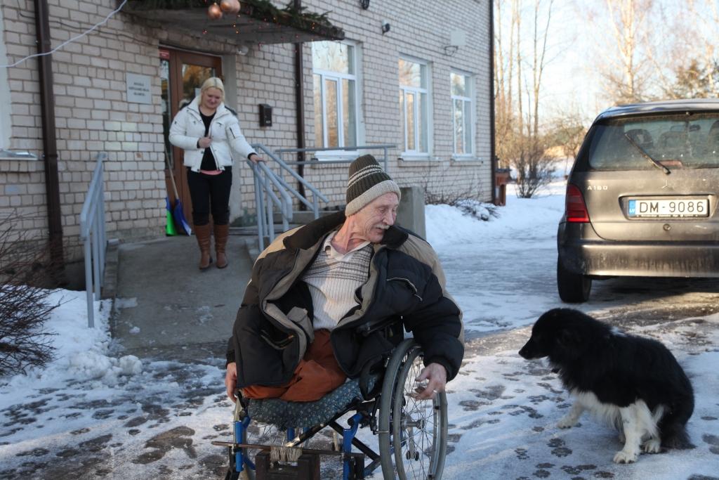 66 gadus vecais beļavietis Gaidis Didzis Meisītis “Blomītē” dzīvo četrus mēnešus. Viņš izmisīgi lūdzis sociālās mājas pārvaldniecei Karīnai Rakstiņai, lai atļauj paturēt suni, kuru saimnieks dēvē par Lāci. Viņa nespēja atteikt. Lācim tagad ierīkota suņabūda. 
Autors: Gatis Bogdanovs