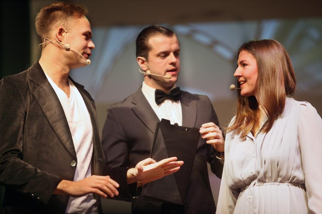 Pasākuma dalībniekiem bija iespēja redzēt arī labākos improvizētājus. Viens no viņiem Atis Barinskis (no kreisās), kurš ir arī balvas “Lielais ieguldījums” saņēmējs, Kristīne Ļeontjeva, kā arī uzspēlēt improvizācijas teātri tika iesaistīts pasākuma vadītājs Gints Andžāns. 	
Autors: Gatis Bogdanovs