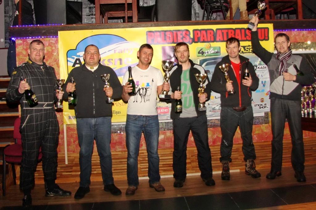 Goda pjedestāls “4WD” klasē! 2. vietā - Mareks Švarcs-Švampāns (no labās) ar Armandu Lūkinu un 3.vietā - Edgars Piļka ar Igoru Sidorovu (no kreisās). 
Autors: Dace Janova (www.4rati.lv)