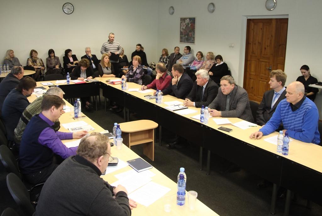 Vakar izglītības, kultūras un sporta komitejas sēdē piedalījās arī pilsētas skolu direktori, skolotāji, jo tika skatīti jautājumi par skolu reorganizāciju. Gulbenes vidusskolas skolas domes pārstāvis Atis Jencītis uzskata, ka skolu reorganizācija – tā esot spēle vienos vārtos.  
Autors: Gatis Bogdanovs