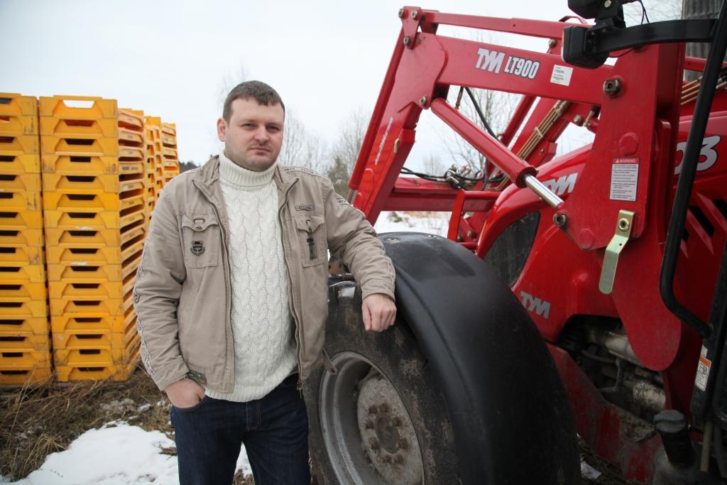 Rolands Jēkabsons, kurš pats ir no Madonas, bet tagad viņam ir īpašums Daukstu pagastā, atzīst, ka par to naudu, ko ieguldījis dārzeņu audzēšanā, varējis sev pili uzcelt. Ko viņš darīs šogad, vēl nezina. Domājot. Bet skaidri zinot, ka braukt atpakaļ uz ārzemēm negrib. “Jāskatās jau uz priekšu. Ja aizbraukšu uz ārzemēm, naudu nopelnīšu, bet kas paliks aiz manis? Ko atstāšu? Man ir trīs bērni, kaut kas viņiem ir jāatstāj. Man jau ir ambīcijas. Gribas kaut ko pamatīgu. Ja dari, tad nopietni,” saka Rolands. 
Autors: Gatis Bogdanovs