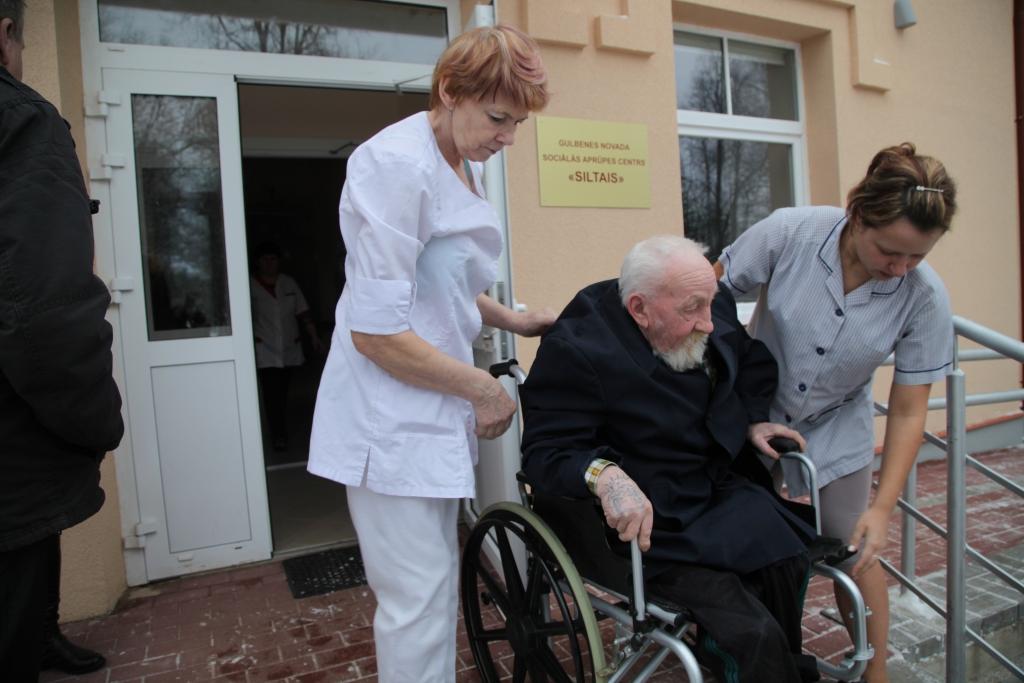 Vakar rīta pusē uz aprūpes centru “Siltais” tika atvests vēl viens iemītnieks, pēc skaita jau trīsdesmit astotais. Savukārt pērnā gada oktobra beigās šajā sociālās aprūpes centrā, kad tur viesojās “Dzirkstele”, bija 19 iemītnieki.	
Autors: Gatis Bogdanovs