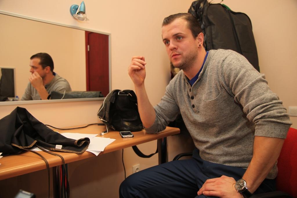 Ir sestdienas vēls vakars, kad “Dzirkstele” tiekas ar aktieri Gintu Andžānu Gulbenes kultūras centrā. Lai arī laiks mums ir ierobežots, viņš labprāt stāsta par sevi un teātri. 
Autors: Gatis Bogdanovs