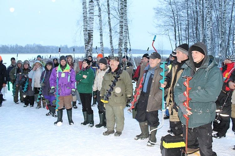 Šogad atklātajās zemledus maksķerēšanss sacensībās uz Ušura ezera piedalījās ne tikai Gulbenes novada sportisti, bet arī zemledus makšķernieki no Kalsnavas, Madonas, Mētrienas un Ļaudonas.

Autors: Ziedonis Lazdiņš (www.gulbene.lv)