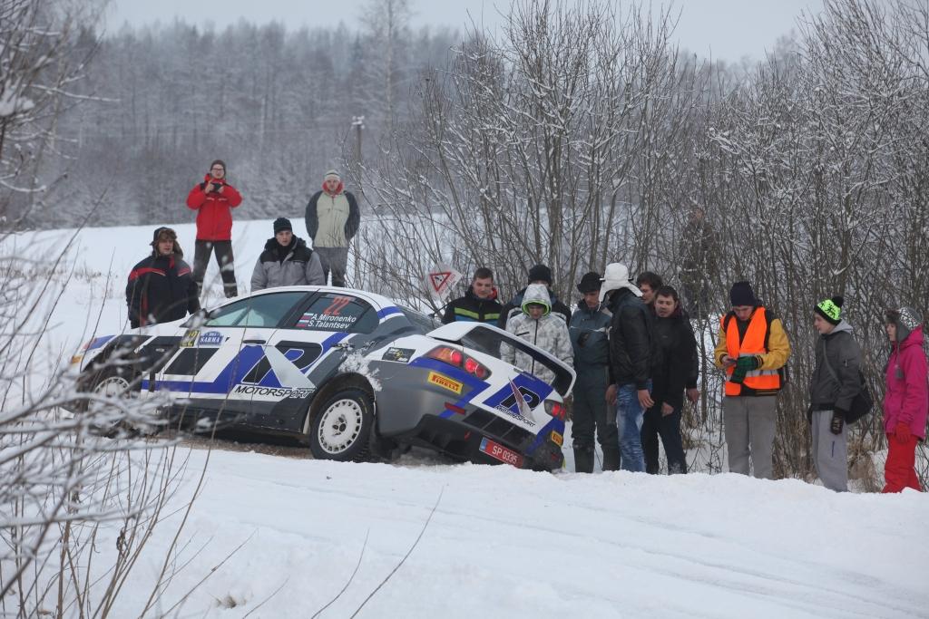 Lai vērotu dalībnieku cīņas, trases malās pulcējās daudz skatītāju. Diemžēl ne vienai vien ekipāžai pieļautās kļūdas liedza iespēju turpināt cīņas par labiem rezultātiem. 
Autors: Gatis Bogdanovs