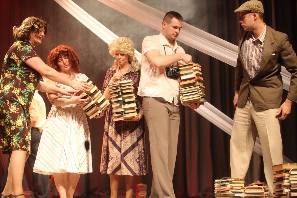 Gulbenes Tautas teātris skatītāju vērtējumam pagājušajā svētdienā nodeva jaunu iestudējumu „Mana gaismas pils”. Aktieru sniegums, ka dzīve bibliotēkā nav vienmuļa, bet ir dinamiska un bagāta ar dažādām situācijām Grāmatu saiņi, kas izrādē pildīja dažādas funkcijas, pilnībā aizstāja apjomīgas dekorācijas, tādējādi apliecinot, ka laba grāmata ir katra lasītāja gaismas pils. Skats no izrādes (no kreisās) bibliotēkas vadītāja – Anita Birzniece, bibliotēkas apmeklētāja – Antra Runča, bibliotekāre – Gunita Zvirgzdiņa, kā arī bibliotēkas apmeklētāji Jānis un Atis Barinski. 
Autors: Gatis Bogdanovs