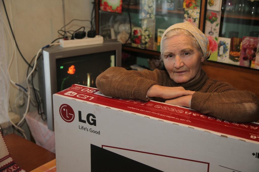 Māra Spravņika no Galgauskas pagasta laimēja televizoru. Vai viņa to skatīsies pati? Vai varbūt tomēr kādam uzdāvinās? Par to Māra vēl padomāšot.  
Autors: Gatis Bogdanovs