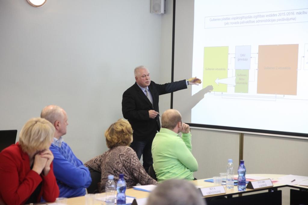 Saistībā ar skolu reformu pilsētā Gulbenes vidusskolas direktors Aivars Mednis novada domes sēdē klātesošajiem rādīja prezentāciju.	
Autors: Gatis Bogdanovs