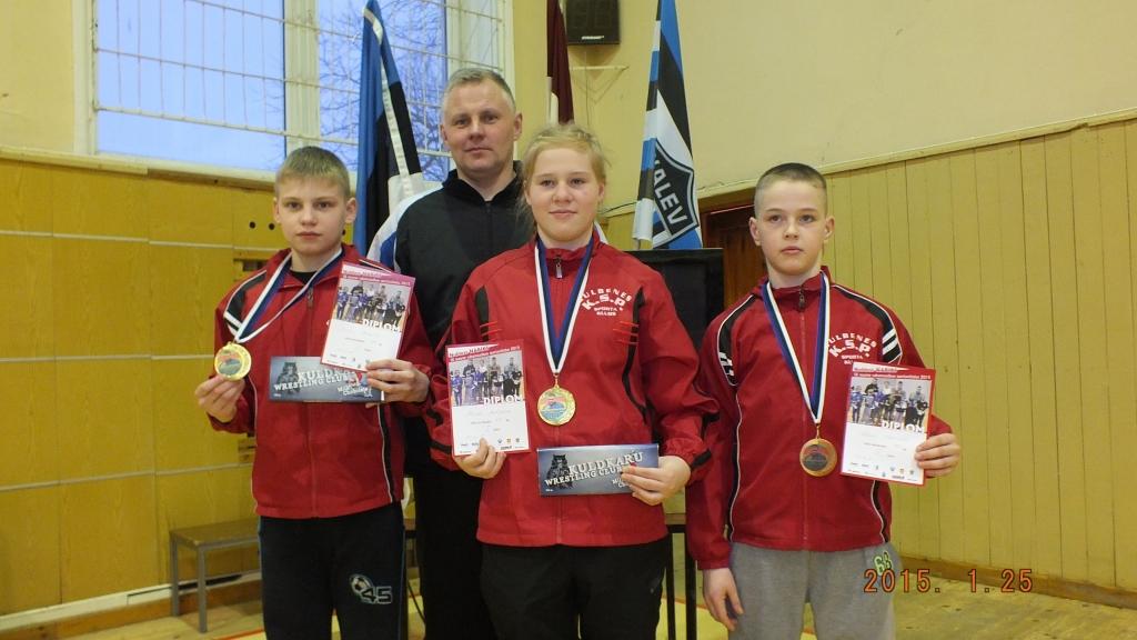 Mazie Gulbenes cīkstoņi un viņu treneris Atis Jencītis ir gandarīti, ka jau pirmā posma sacensībās iegūti vērtīgi punkti turnīra kopvērtējumam.  
Autors: no personiskā arhīva