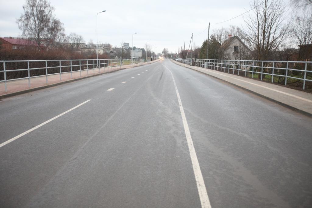 Par 29 246,59 eiro līgumcenu Gulbenes tranzīta ielu ikdienas uzturēšanas darbus šogad ir apņēmies veikt akciju sabiedrības “Latvijas autoceļu uzturētājs” Alūksnes ceļu rajons. 
Autors: no arhīva