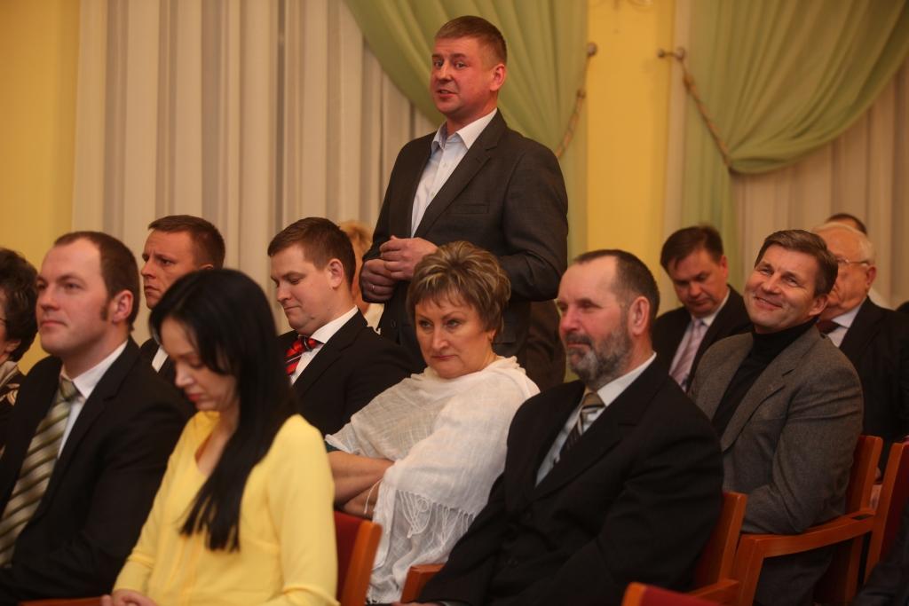 “Nebija standartfrāžu, dzirdēju saprātīgas atbildes,” par ekonomikas ministres Danas Reiznieces-Ozolas tikšanos ar Gulbenes novada uzņēmējiem saka SIA “Rubate” izpilddirektors Andis Augulis (attēlā stāv). 
Autors: Gatis Bogdanovs 