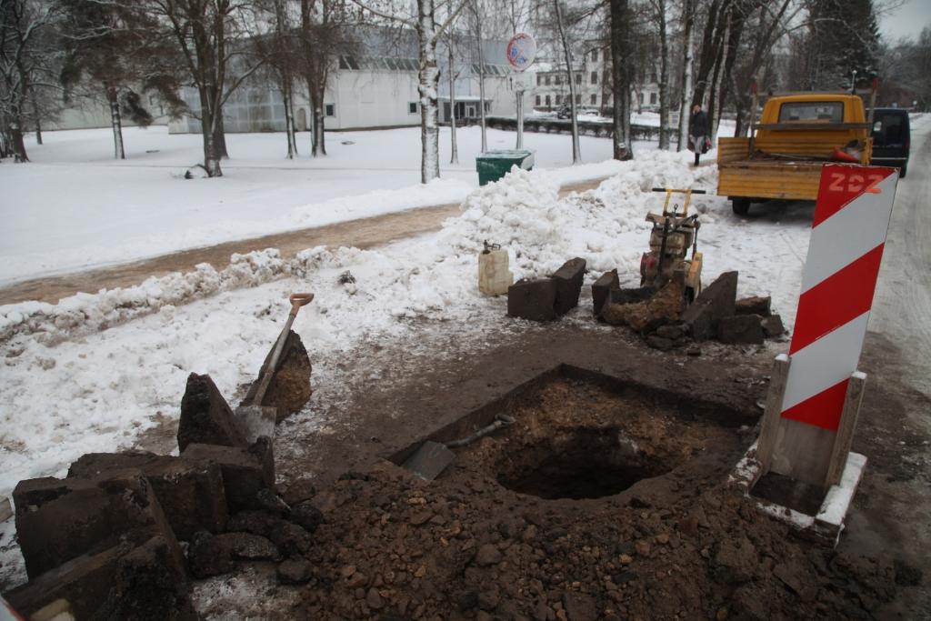 Svētdien autovadītāji un gājēji Gulbenē, Skolas ielā, brīnījās, no kā radusies bedre brauktuves asfaltā. Visticamāk, vaina ir tā, ka nepietiekami funkcionē vecā lietusūdeņu sistēma.     
Autors: Gatis Bogdanovs