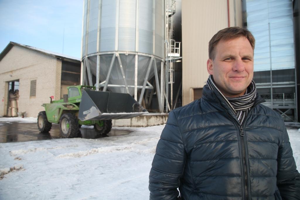 Pagājušo gadu veiksmīgi aizvadījusi Lauksaimniecības pakalpojumu kooperatīvā sabiedrība “VAKS”, kuras graudu pirmapstrādes komplekss atrodas arī Gulbenes novada Beļavas pagastā. Šinīs dienās tur ir sākušies būvniecības darbi, lai paplašinātu graudu glabātavas, divkārt palielinot to jaudu. Jau pavisam drīz aiz “VAKS” Gulbenes filiāles vadītāja Rolanda Jansona muguras, vietā, kur atrodas traktors, pacelsies vēl viens graudu uzglabāšanas tornis, kas ļaus papildus uzglabāt vēl vismaz 6000 tonnu graudu. Jaunā graudu elevatora uzstādīšana ļaus arī dažādot no lauksaimniekiem iepirkto produkciju. Ir plānots modernizēt arī transportēšanas sistēmu, lai operatīvāk noritētu graudu pieņemšana. „Esmu gandarīts, ka zemnieki arvien vairāk apzinās kooperatīva nozīmi, saskatot tajā nevis vienas dienas stabilitāti, bet drošību arī nākotnē,” saka R.Jansons.  
Autors: Gatis Bogdanovs