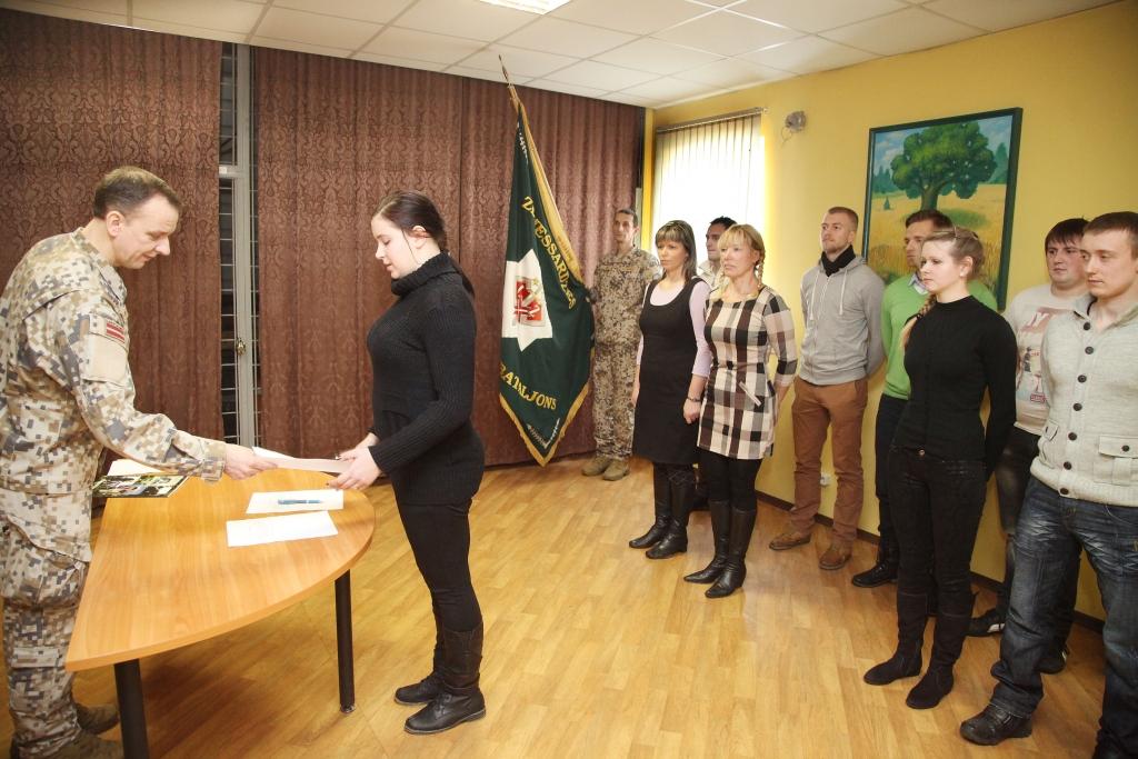 Aira Ločmele (priekšplānā), Edgars Oļļa (pirmais no labās) un Kristīne Kočāne ir labi draugi. Visi trīs reizē ir nodevuši Zemessardzes zvērestu. 	
Autors: Gatis Bogdanovs