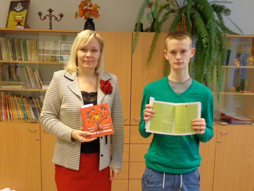 Gulbenes vidusskolas skolotājai Daigai Tipānei un skolēnam Naurim Dīvānam liels bija pārsteigums, kad saņēma grāmatas “Dzimtas stāsti. Ar saknēm Latvijā.”  
Autors: no personiskā arhīva 